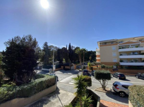 Appartement climatisé avec terrasse, proche plage et commerces, parking inclus, WiFi, classé 3* - FR-1-100-332